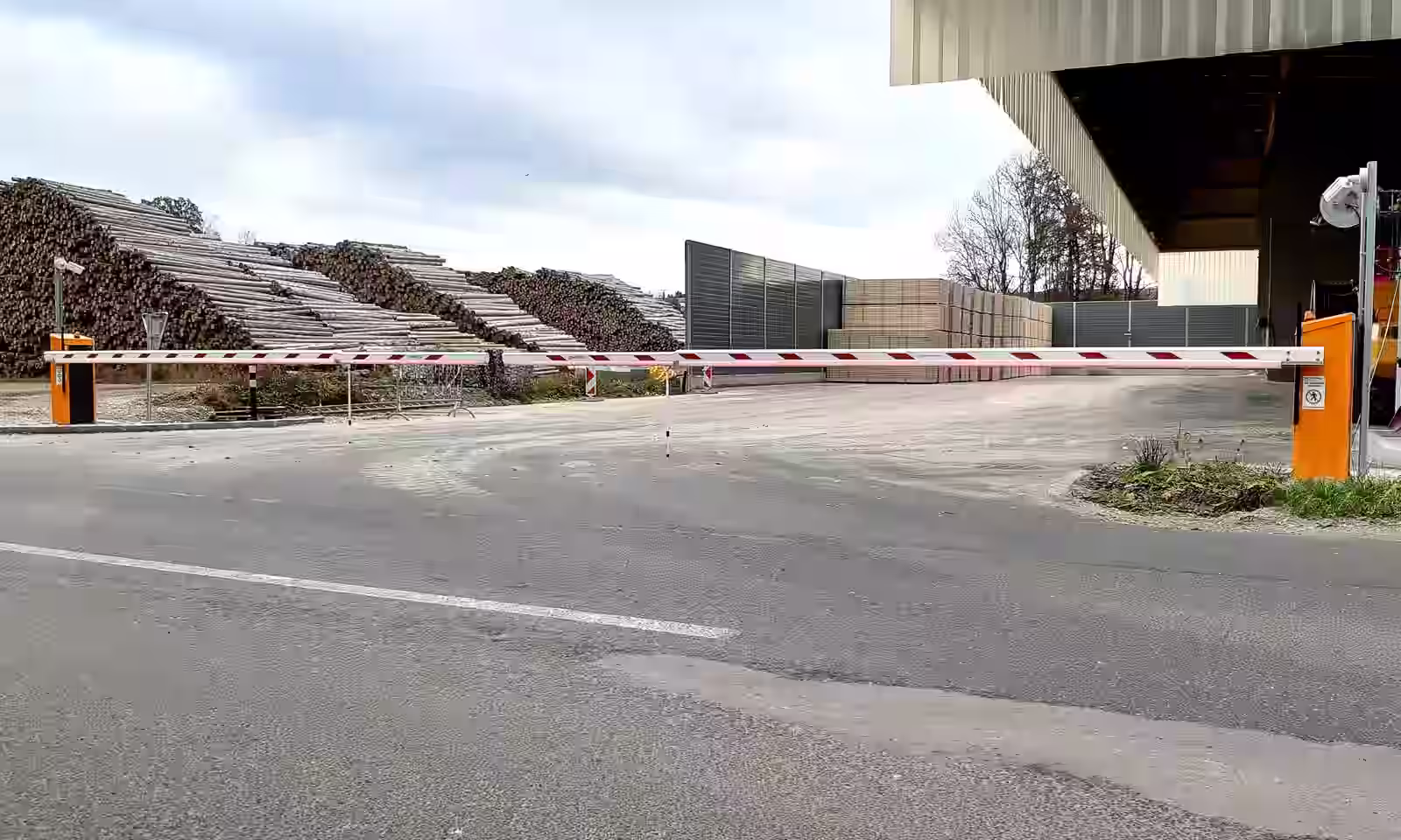 Doppelschranke Magnetic XL2 mit 16m Sperrbreite an einem Holzlagerplatz