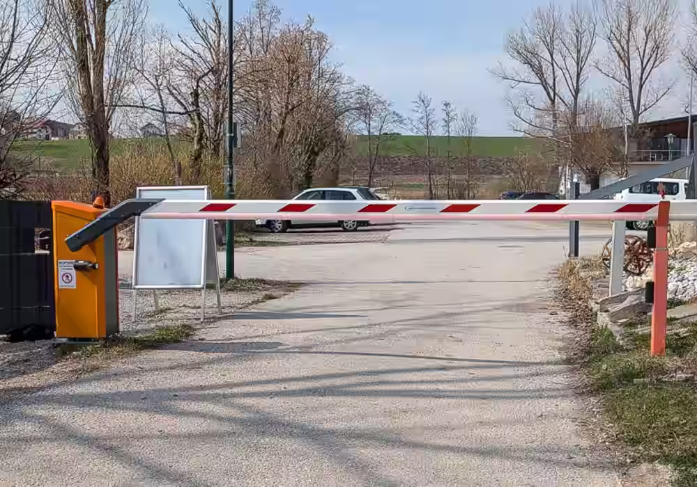 Schranke Magnetic Access an einem Campingplatz