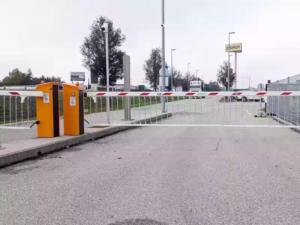 Ein-und Ausfahrtsschranke Magnetic Access Pro-H, mit Gitterbehang, an einer Industriezufahrt