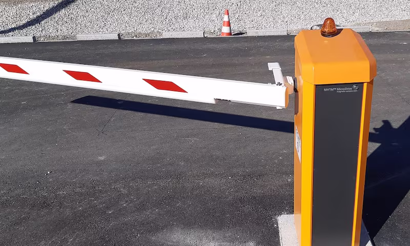 Schranke Magnetic TOLL mit ausgeklapptem Schrankenbaum
