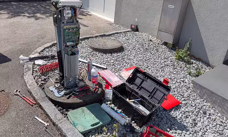 Schranke FAAC B680H. Reparatur der Hydraulik vor Ort.