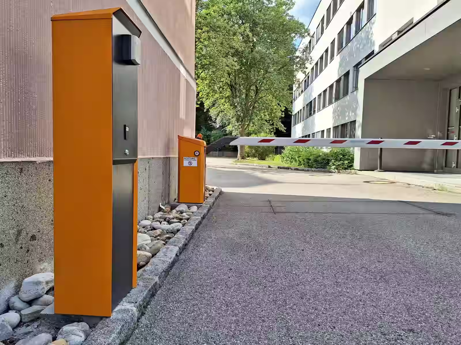 Schranke Magnetic-Access mit Bediensäule "Terminal" im Vordergrund