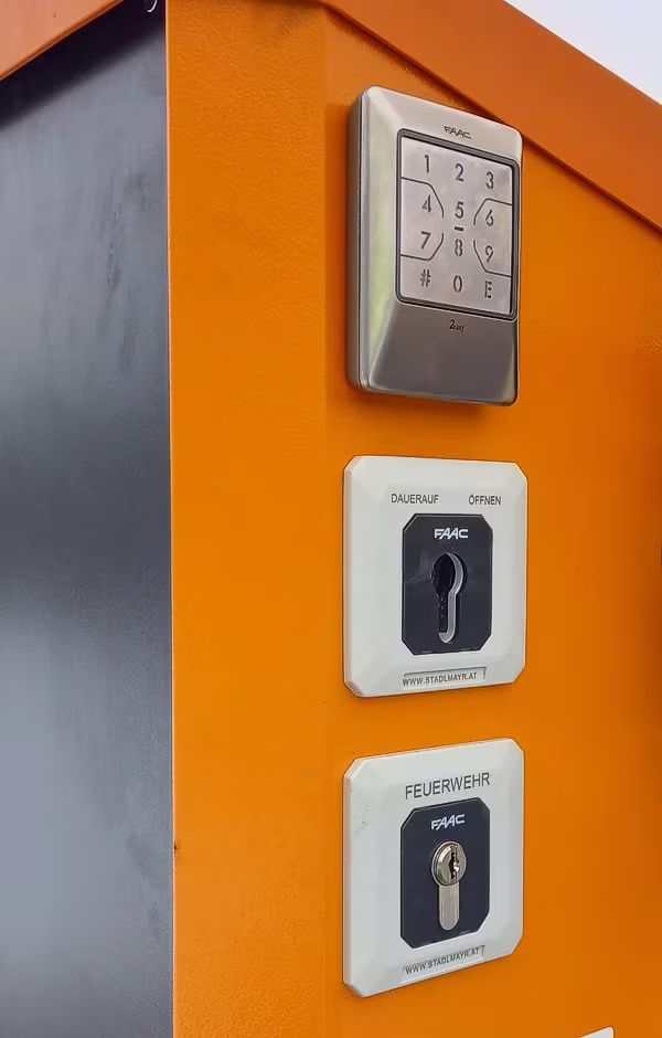 Codetatser und Schlüsselschalter an einer Magnetic-Schranke montiert