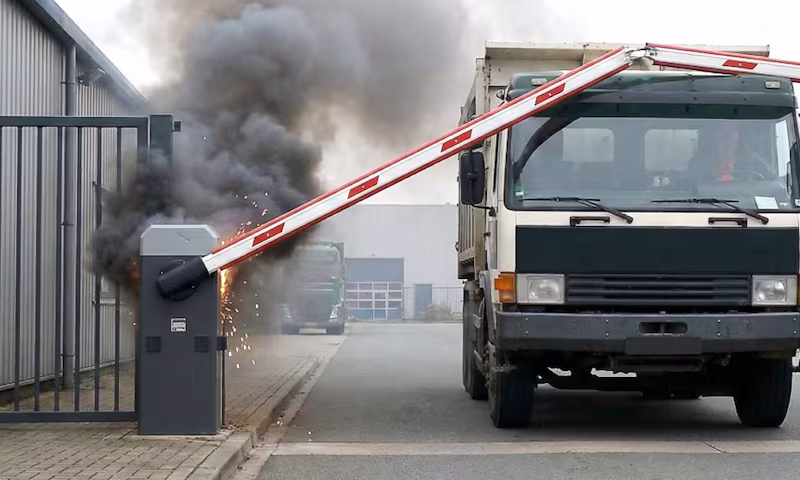 Brennende Verkehrsschranke