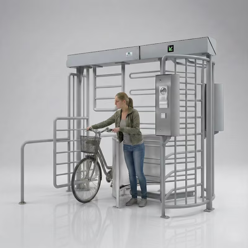 Eine Frau mit Fahrrad passiert ein Personendrehkreuz Magnetic MPB