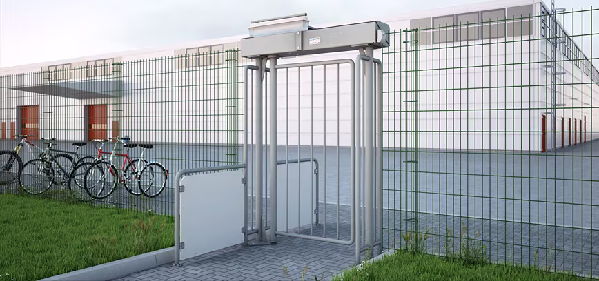 Automatische Drehtür Magnetic MPG am Zugang eines Industriebetriebes