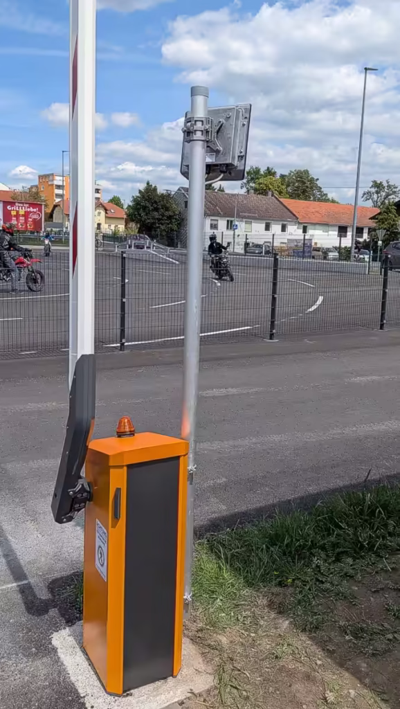 Weitbereichsleser für die Erfassung von Fahrzeugen aus bis zu 8m Entfernung. Montiert an einer Schranke Magnetic-Access.