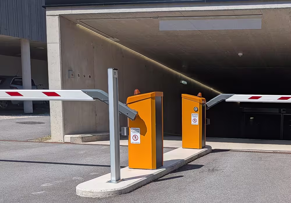 Automatische Schranken von Magnetic an einer Tiefgaragenzufahrt