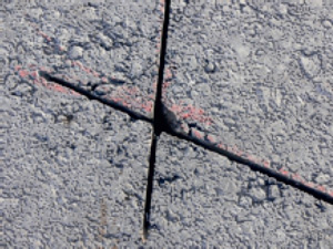 Asphalt mit Schnittfuge für Induktionsschleife