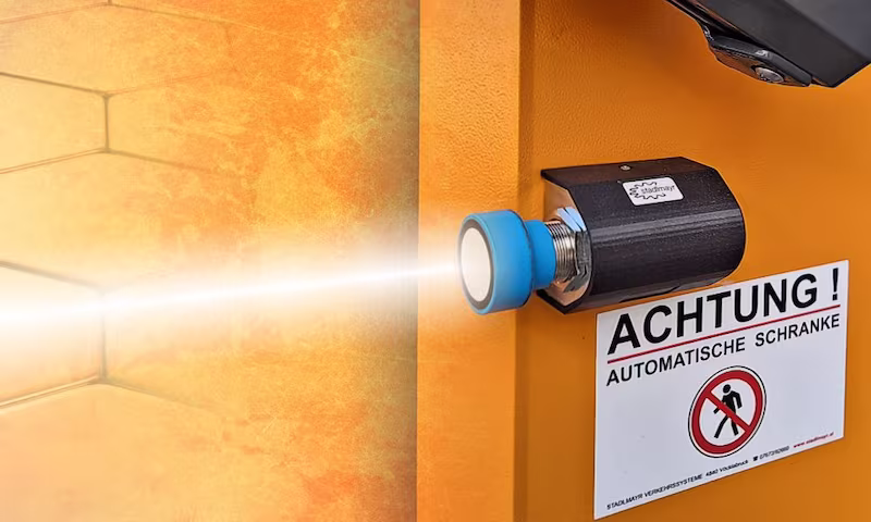 Nahaufnahme eines Ultraschallsensor, montiert an einer automatischen Schranke