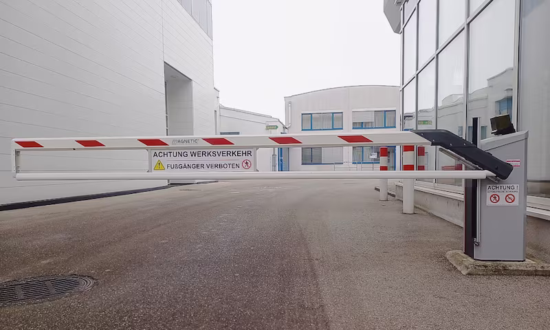 Schranke Magnetic-Access mit integriertem Hinweisschild