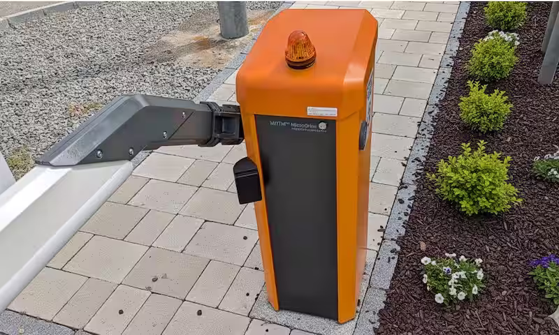 Automatische Schranke mit einem Radarsensor als Absicherung