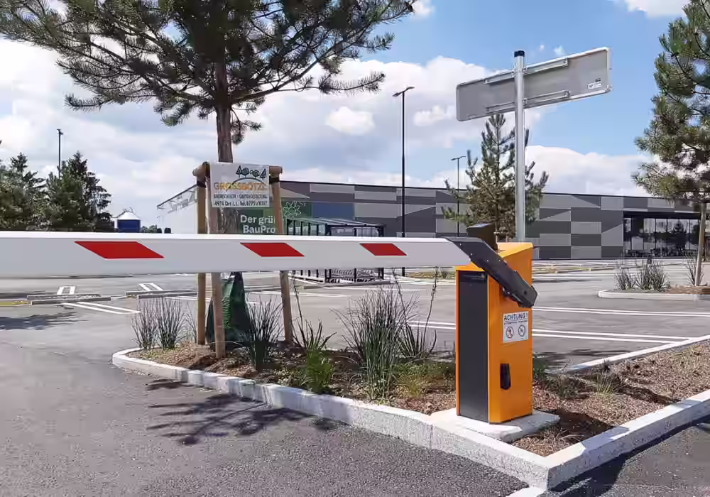 Schranke Magnetic Access vor einem Gewerbepark. Installiert von Stadlmayr Verkehrssysteme