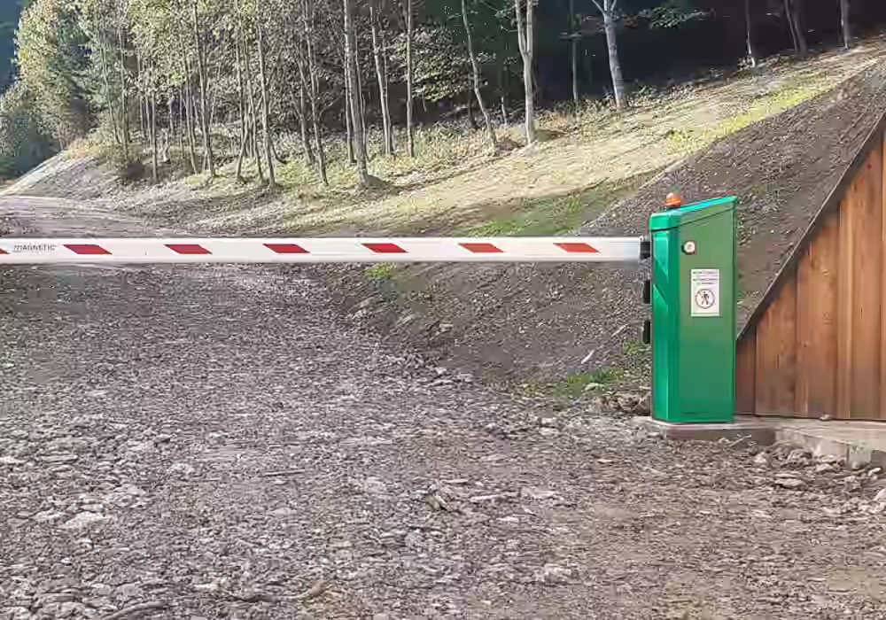 Schranke Magnetic Access Pro-H, in grüner Sonderfarbe, an einer Forststraße