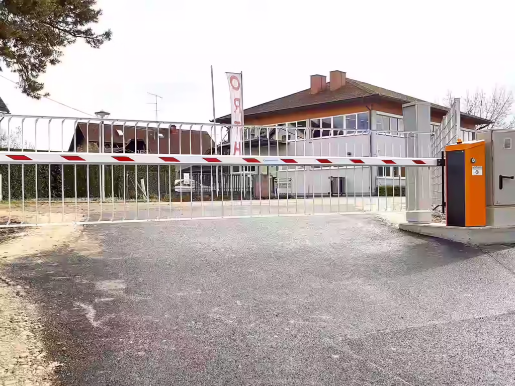 Schranke mit Übersteigschutz an einer Gewerbezufahrt