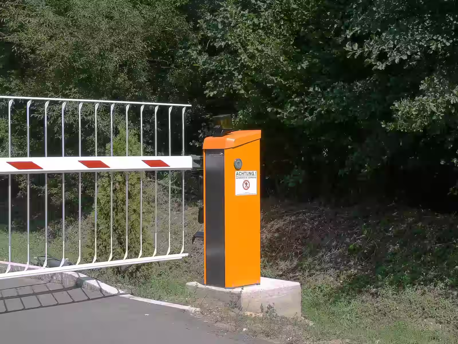 Schranke Magnetic Pro-H mit Übersteigschutz an einer Gewerbezufahrt