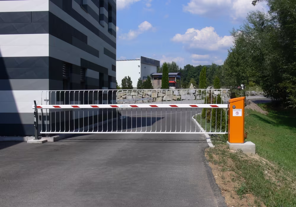 Schranke Magnetic Access Pro-H mit 1,3 Meter hohem Übersteigschutz