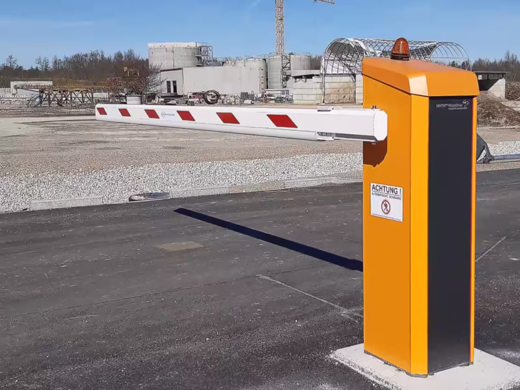 Automatische Schranke "Magnetic TOLL" an einer Industriezufahrt