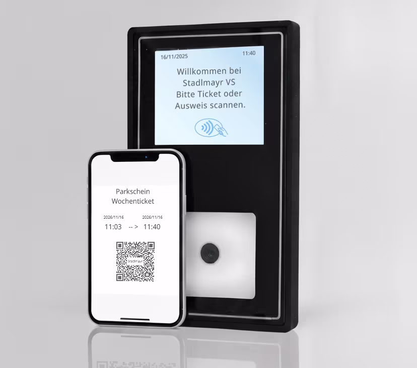 Zentraleinheit des Parksystems Scan&Go von stadlmayr Verkehrssysteme mit einem Smartphone im Vordergrund