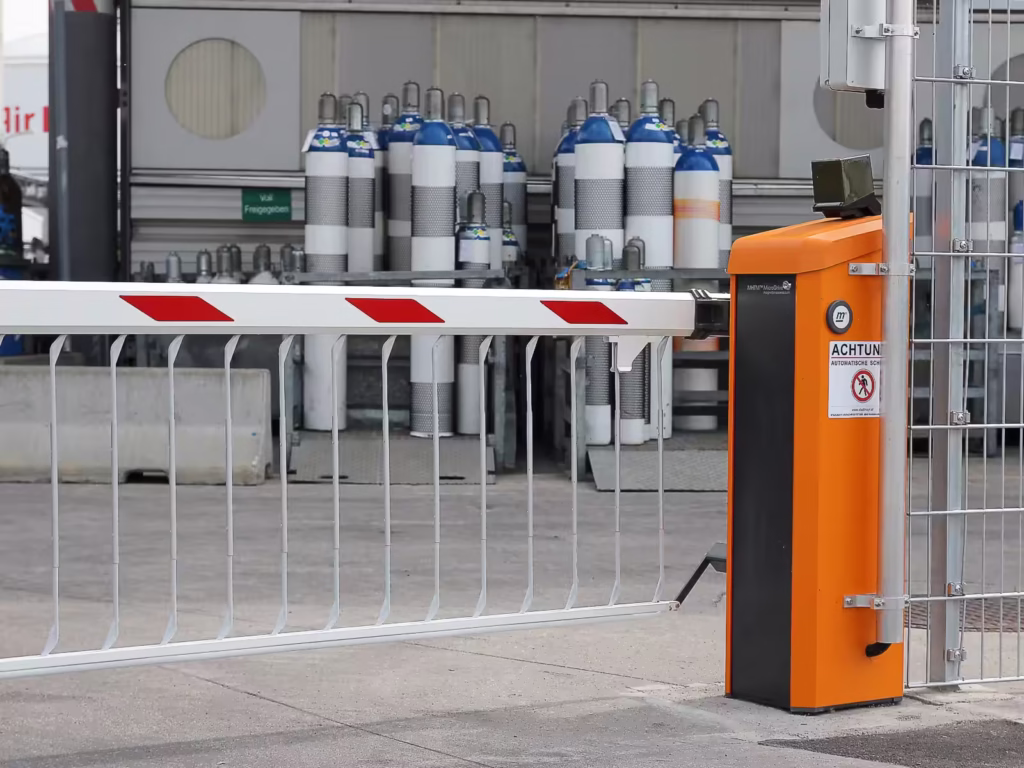 Schranke Magnetic Pro-H mit Unterkriechschutz an einem Gaslagerplatz