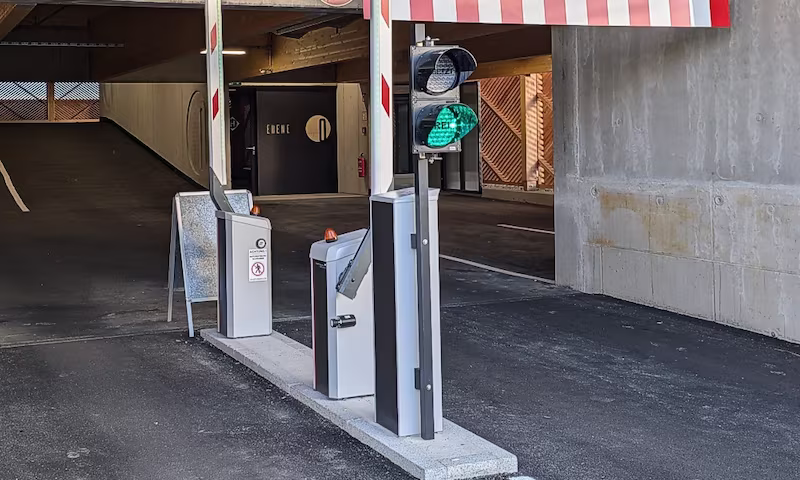 Garagenzufahrt mit Doppelschranke und Ampel