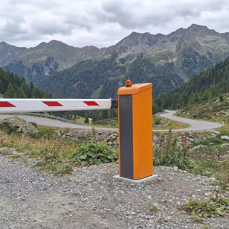 Schranke Magnetic Pro-H an einer abgelegenen Bergstrasse