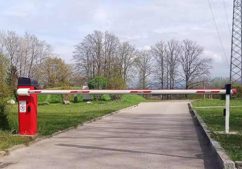 Schranke FAAC B614 an einer Zufahrtstraße