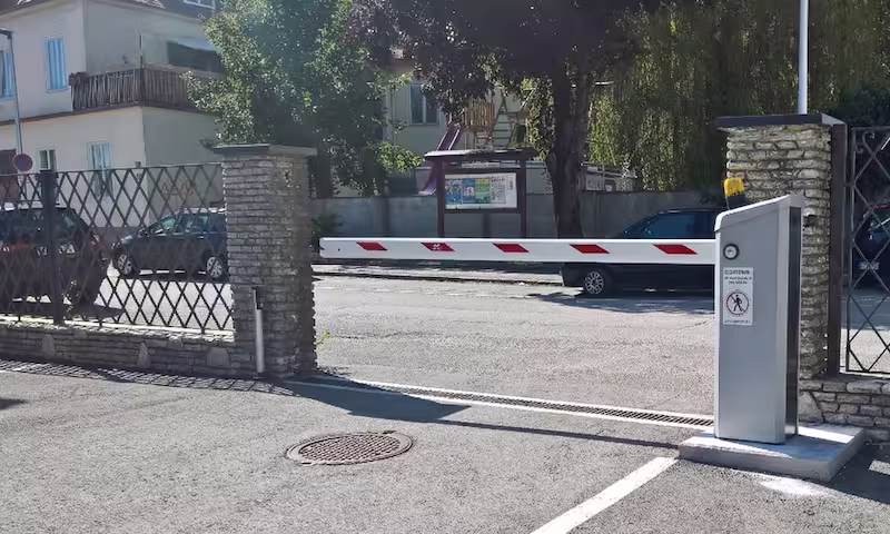 Geschlossene Schranke an einer Einfahrt