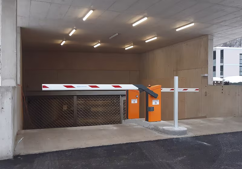 Doppelschranke Magnetic Access an einer Tiefgarageneinfahrt