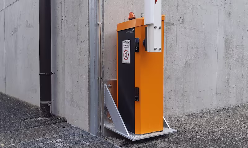 Magnetic-Schranke XL2 mit einer Wandkonsole befestigt
