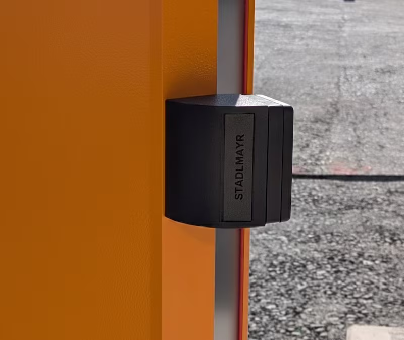 FEIG-Radarscanner für Schrankenanlagen, mit Montagekonsole von Stadlmayr Verkehrssysteme