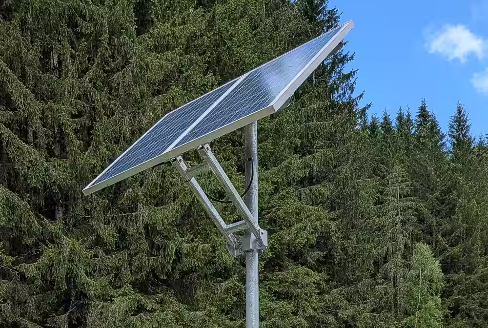PV-Paneele für eine Solarschranke von Magnetic, auf einem Mast montiert.