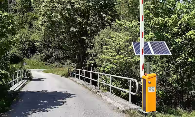 Solarschranke Magnetic Access-Solar mit PV-Panel im Hintergrund