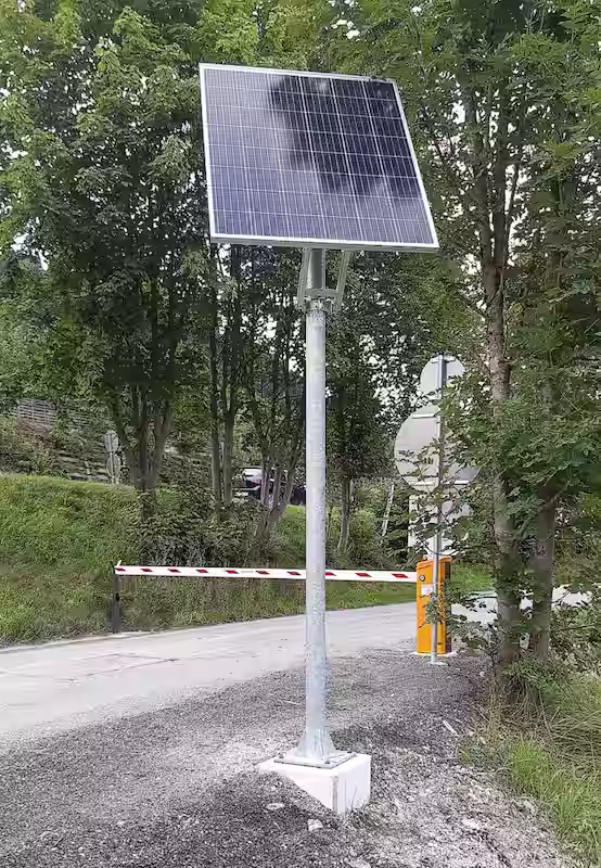 Solarschranke Magnetic Access-Solar mit PV-Panel im Vordergrund