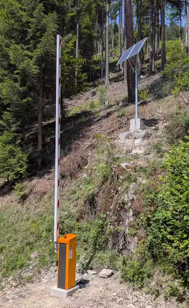 Solarschranke von Magnetic an einem Forstweg