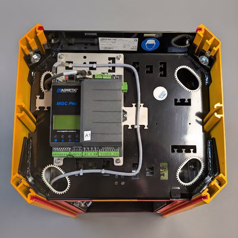 Steuereinheit MGC-Pro für automatische Schranken von Magnetic-Autocontrol, eingebaut in Schranke XL2