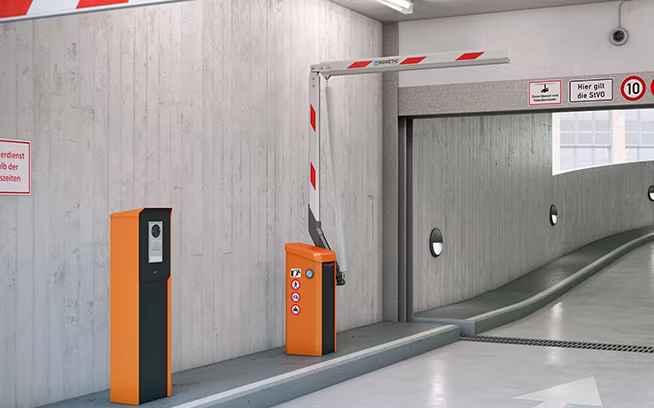 Knickbaumschranke an einer Parkgarageneinfahrt