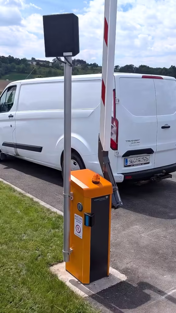 Weitbereichsleser FEIG ID-Max an einer Magnetic Schranke