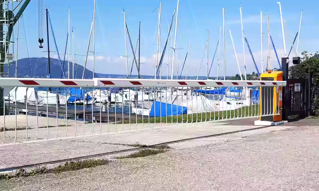 Schranke Magnetic XL2 mit Gitterbehang an einer Zufahrt zu einem Bootskran.