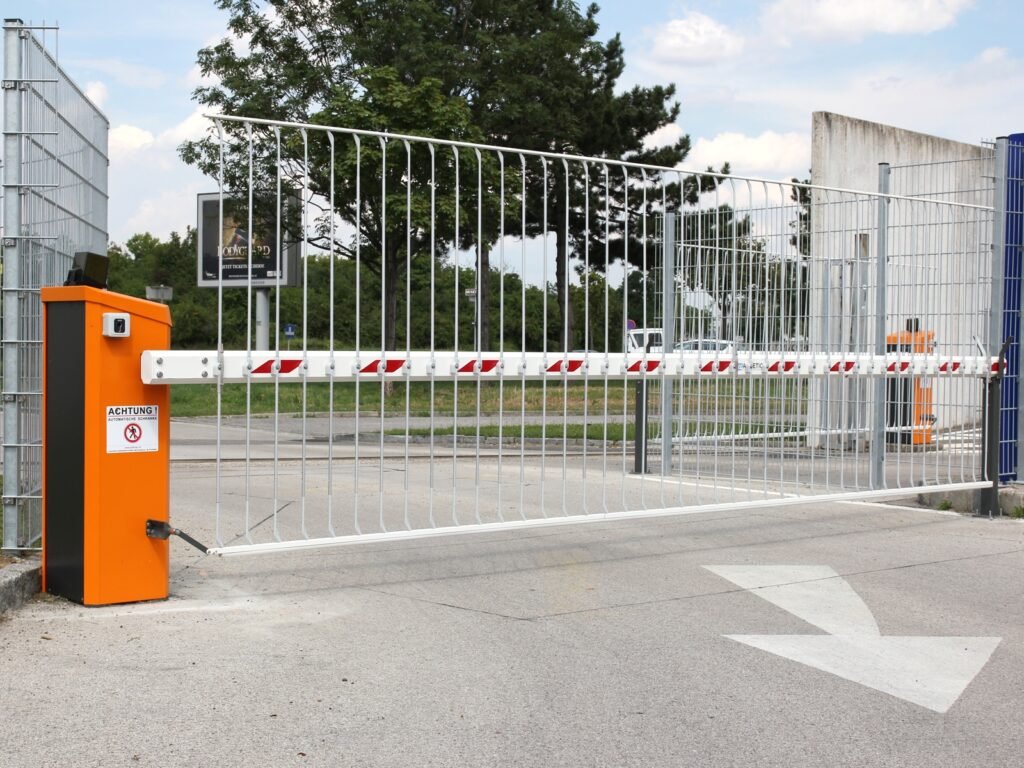 Automatische Schranke Magnetic XL2 mit hohem Übersteigschutz, installiert von Stadlmayr Verkehrssysteme